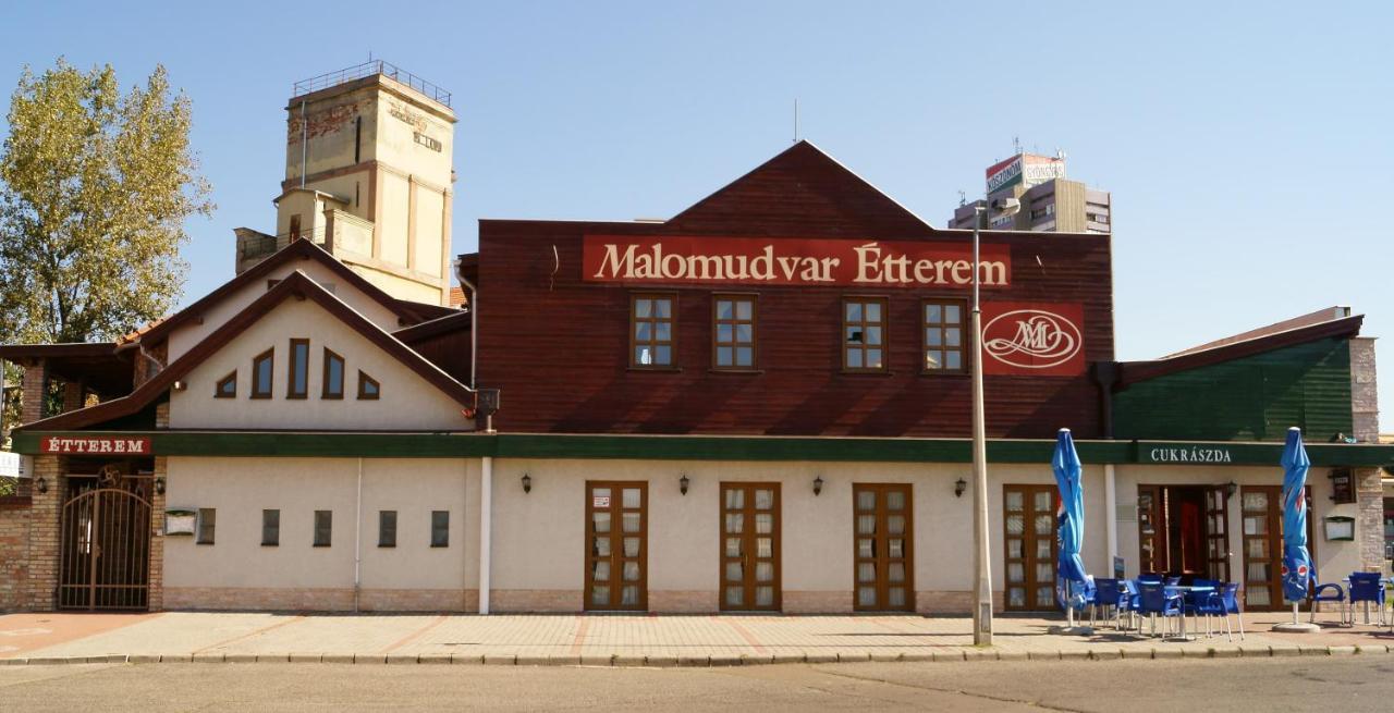 Gyöngyös Malomudvar Etterem Cukraszda Panzio Es Rendezvenyhaz المظهر الخارجي الصورة